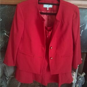 Beautiful classic… form fitting shirt with ruffled bottom